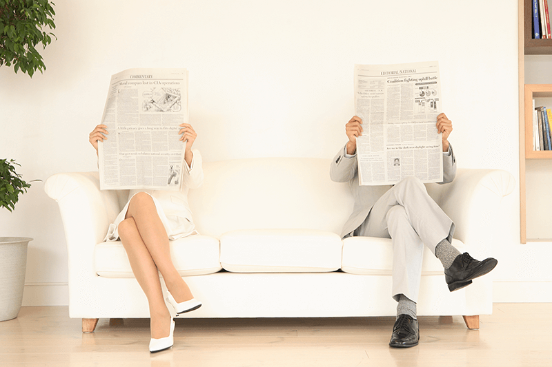 新聞を読む男女